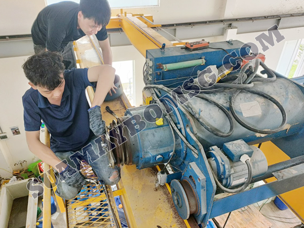 Thợ sửa cầu trục tại TPHCM