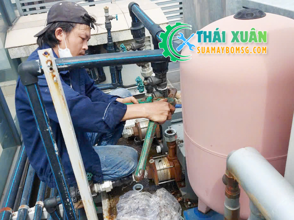 Thợ sửa máy bơm nước Bình Dương