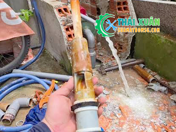 Rút ống sửa giếng khoan gia đình bị tụt nước mồi trong nhà hẹp tại Quận 5