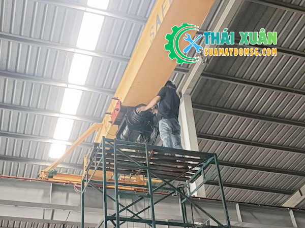 Thợ sửa cầu trục Tân Uyên