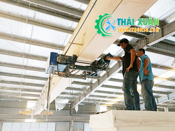Thợ sửa cầu trục Thuận An