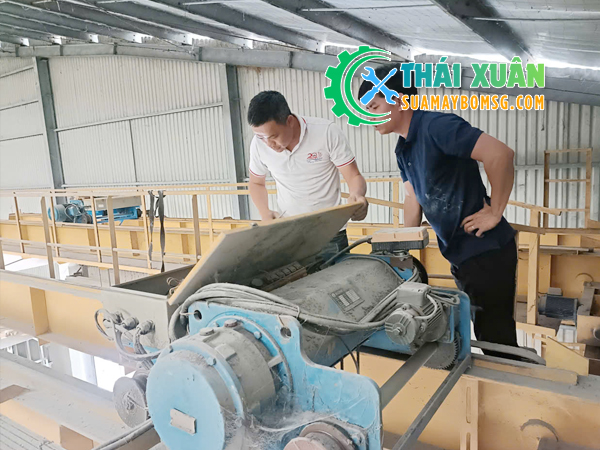 Kỹ thuật viên Cơ Điện Thái Xuân sửa palang cáp điện và căn chỉnh thắng từ tại KCN Sông Mây