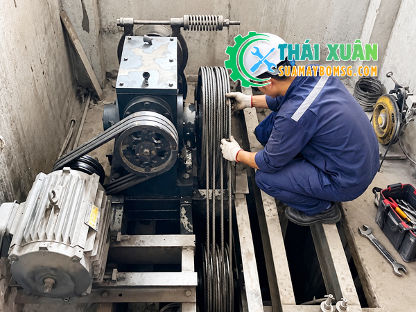 Kỹ thuật viên Cơ Điện Thái Xuân đang tiến hành thay cáp thang tải hàng tại nhà xưởng